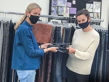 Sina Steidinger (links) und Lirijet Farizi konnten wegen des Corona-Viruses nicht auf Stoffmessen gehen. Für die neuen Kollektionen von Weber und Ott wurden die Stoffproben deshalb nach Forchheim gebracht.  Foto: Brigitte Sommer
