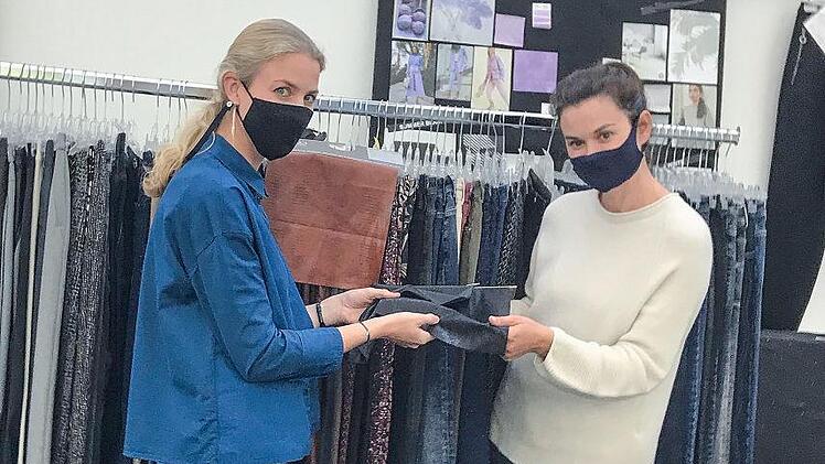 Sina Steidinger (links) und Lirijet Farizi konnten wegen des Corona-Viruses nicht auf Stoffmessen gehen. Für die neuen Kollektionen von Weber und Ott wurden die Stoffproben deshalb nach Forchheim gebracht.  Foto: Brigitte Sommer