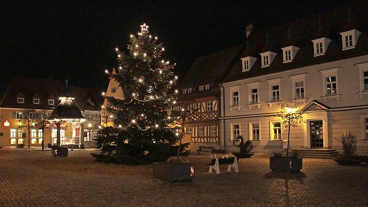 Fast schon gespenstisch ruhig blieb es in der Silvesternacht am Höchstadter Marktplatz.