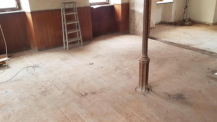 Der Holzboden und der entkleidete Pfosten, der den Raum trägt. Fotos:  Andreas Halboth