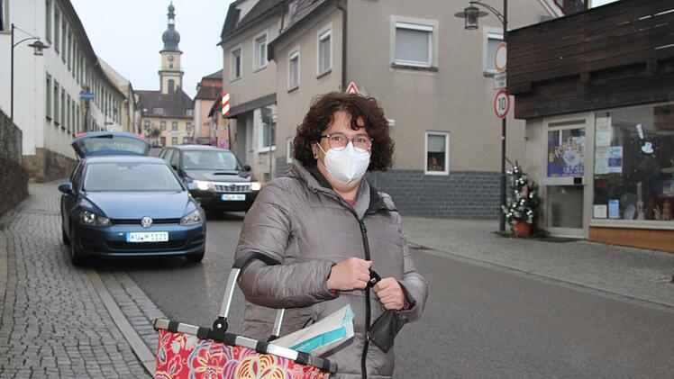 Kundin Marion Lindner geh&ouml;rt zu denjenigen, die gezielt einkaufen gehen: Sie holt ihre Aniskringel immer bei der B&auml;ckerei Kodisch in Stadtsteinach - obwohl sie eigentlich aus Marktleugast ist. Foto: Sonny Adam