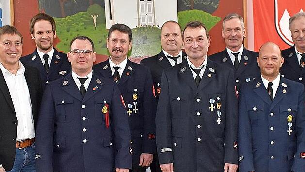 Zahlreiche langj&auml;hrige aktive Feuerwehrleute aus Ramsthal haben eine staatliche Auszeichnung erhalten. Unser Bild zeigt (von links) Kreisbrandrat Benno Metz, B&uuml;rgermeister Reiner Morper, stellvertretenden Kommandant Alexander Back, Kommandant Timo...