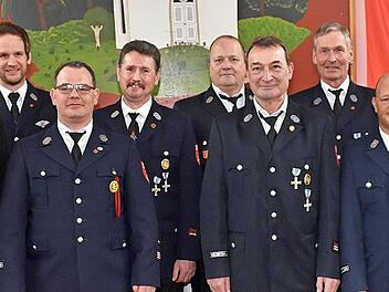 Zahlreiche langjährige aktive Feuerwehrleute aus Ramsthal haben eine staatliche Auszeichnung erhalten. Unser Bild zeigt (von links) Kreisbrandrat Benno Metz, Bürgermeister Reiner Morper, stellvertretenden Kommandant Alexander Back, Kommandant Timo...