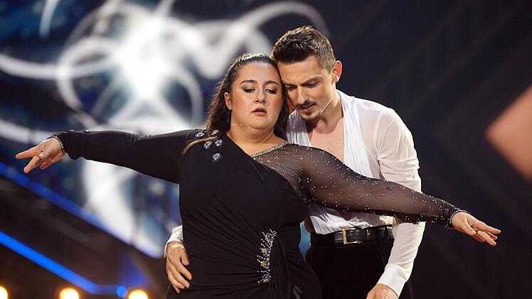 Für Sandra und Zsolt wurde ihre Impro-Rumba zum letzten Tanz des Wettbewerbs. Sie bekamen nicht genug Zuschauerstimmen und schieden aus. Damit stehen erstmals nur Promi-Männer in einem "Let's Dance"-Finale.