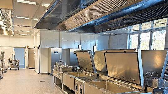 Die Küche in Oerlenbach wurde in den Wochen zuvor umfassend modernisiert und entspricht nun den nachhaltigen Standards der Deutschen Gesellschaft für Ernährung (DGE).