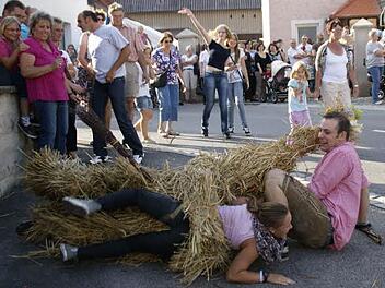 Kaum ein Entrinnen gibt es vor den Strohbären in Kirchaich, wenn sie sich ein "Opfer" ausgesucht haben, auch vorbeikommende Radfahrer müssen dann absteigen. Bei allem wilden Gebaren nehmen die Strohbären aber Rücksicht auf kleine Kinder und ältere Menschen, denn es soll ja ein Spaß sein. Fotos: sw