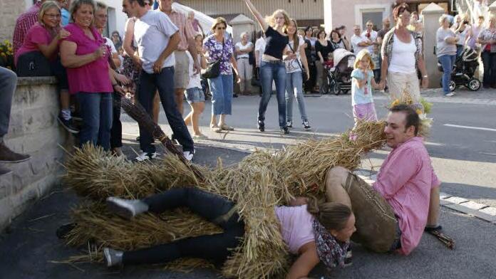 Kaum ein Entrinnen gibt es vor den Strohbären in Kirchaich, wenn sie sich ein "Opfer" ausgesucht haben, auch vorbeikommende Radfahrer müssen dann absteigen. Bei allem wilden Gebaren nehmen die Strohbären aber Rücksicht auf kleine Kinder und ältere Menschen, denn es soll ja ein Spaß sein. Fotos: sw