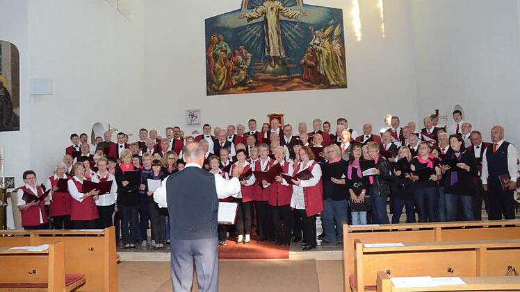 Der große Chor der Chöre (Leitung Georg Wolf) mit über 140 Sängern sang zum Schluss aus der Deutschen Schubert-Messe das Sanctus Heilig, heilig. Die Chöre begeisterten mit einem beeindruckenden Konzert.