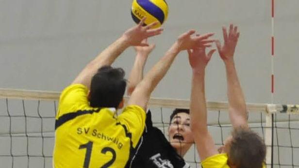 Alles versucht: Hammelburgs Lorenz Karlitzek bei einem Angriffsball gegen den Schwaiger Block.  Foto: Anja Schmitt