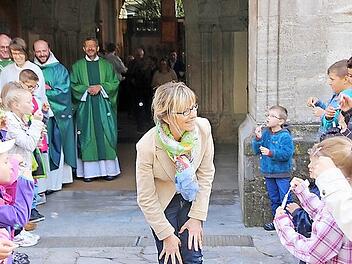 Gisela Schuhmann freute sich darüber, dass sich auch die Kleinen der Pfarrei von ihr verabschiedeten. Foto: Heike Beudert