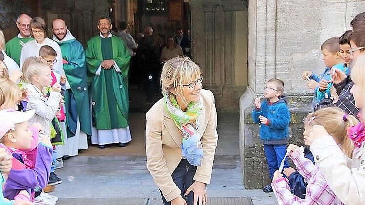 Gisela Schuhmann freute sich darüber, dass sich auch die Kleinen der Pfarrei von ihr verabschiedeten. Foto: Heike Beudert