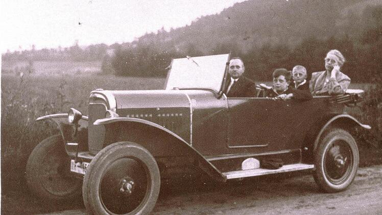 Die Kulmbacher Kino-Pionierin Selma Weise unternimmt mit Schwager Albert Weise und dessen Opel Torpedo eine Ausfahrt. Sie gründet 1909 im Hotel "Zum goldenen Hirschen" das erste Kino in Kulmbach. Bei der Ausfahrt mit dabei: Walter Schmidt (Beifahrersitz) und Erich Korn (hinten), der das Bild aufbewahrt hat.  Foto: Ursula Korn