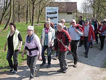 Sie geh&ouml;rten gestern zu den ersten Wanderern auf dem neuen Rot-Main-Auen-Weg. Unser Bild entstand bei der Mainbr&uuml;cke in Altdrossenfeld. Foto: Werner Rei&szlig;aus
