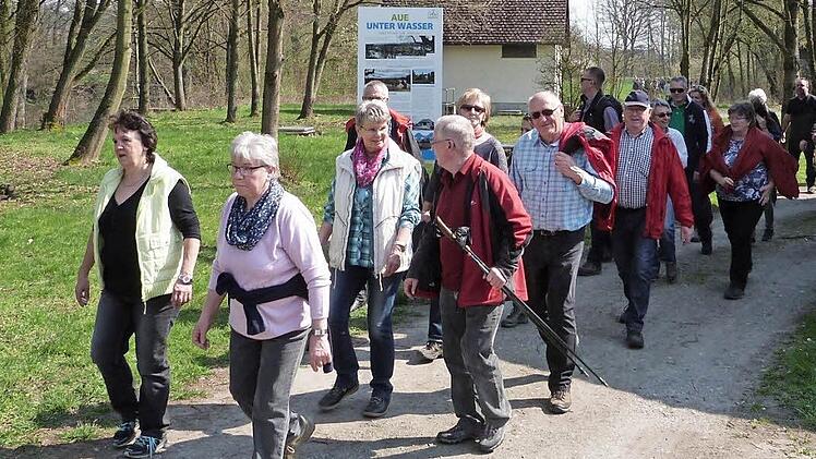 Sie geh&ouml;rten gestern zu den ersten Wanderern auf dem neuen Rot-Main-Auen-Weg. Unser Bild entstand bei der Mainbr&uuml;cke in Altdrossenfeld. Foto: Werner Rei&szlig;aus