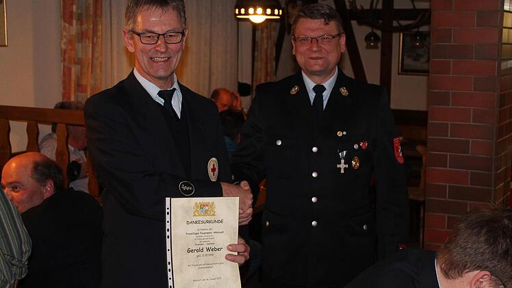 Kommandant Bernd Dreßel zeichnet Feuerwehr-Sanitäter Gerold Weber für dessen geleisteten Dienst aus. Foto: Christian Dreßel
