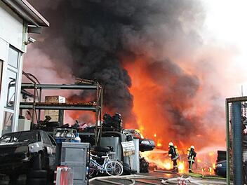 Jede Gemeinde muss eine Feuerwehr haben. Wenn das neue Feuerwehrgesetz in Kraft tritt, sind gemeinsame Wehren möglich und die Altersgrenze für den aktiven Dienst soll auf 65 Jahre angehoben werden. Über die geplanten Neuregelungen informierte sich der Gemeindetag in Maßbach. Foto: Dieter Britz