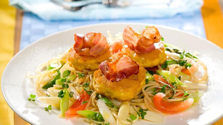 Putenfilet im Käsemantel auf Spargel-Spaghettibett Foto: Rossmeier