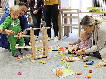 Die Kinder haben Freude am Spielen mit den Erwachsenen. Das ist m&ouml;glich bei den Treffen im Mehrgenerationenhaus.  Foto: Gudrun Greger