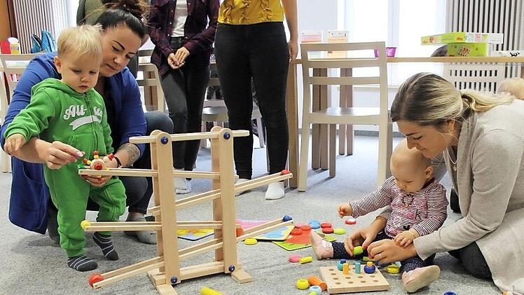 Die Kinder haben Freude am Spielen mit den Erwachsenen. Das ist m&ouml;glich bei den Treffen im Mehrgenerationenhaus.  Foto: Gudrun Greger