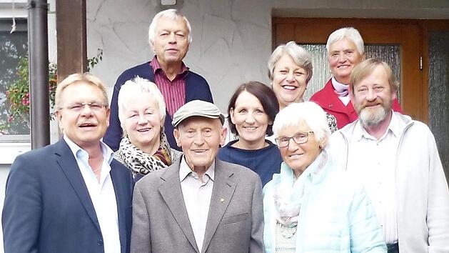 Rudi Simon (vorne, Mitte) im Kreise eines Teils der großen Gratulantenschar, in die sich auch Bürgermeister Wolfgang Beiergrößlein (links) einreihte Foto: privat