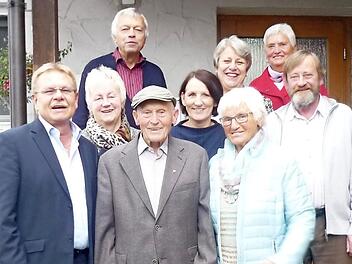 Rudi Simon (vorne, Mitte) im Kreise eines Teils der gro&szlig;en Gratulantenschar, in die sich auch B&uuml;rgermeister Wolfgang Beiergr&ouml;&szlig;lein (links) einreihte Foto: privat