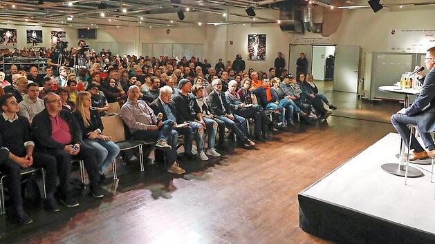 Knapp 400 Basketballfans kamen in die VIP-Lounge der Brose Arena und stellten flei&szlig;ig Fragen an die Vereinsverantwortlichen. Foto: Daniel L&ouml;b