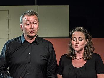 Solisten aus den Reihen des Landestheater-Chores gestalteten einen eindringlichen Liederabend in der Coburger Reithalle (im Foto: Stefanie Ernst, Martin Trepl).Foto: Jochen Berger