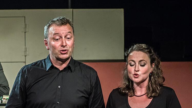 Solisten aus den Reihen des Landestheater-Chores gestalteten einen eindringlichen Liederabend in der Coburger Reithalle (im Foto: Stefanie Ernst, Martin Trepl).Foto: Jochen Berger