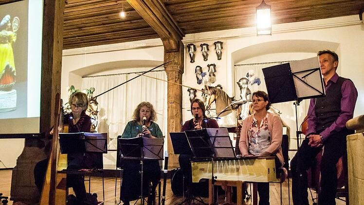"Zum Sterben schön": Impressionen von einem Abend mit Kunst und Musik in der Großen Hofstube der Veste CoburgFoto: Jochen Berger