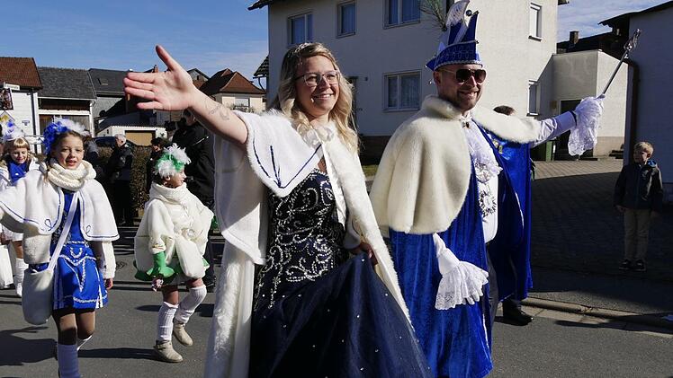 Wildenheid in Narrenhand - Impressionen vom Faschingsumzug im Neustadt Stadtteil. - Foto: Manja von Nida