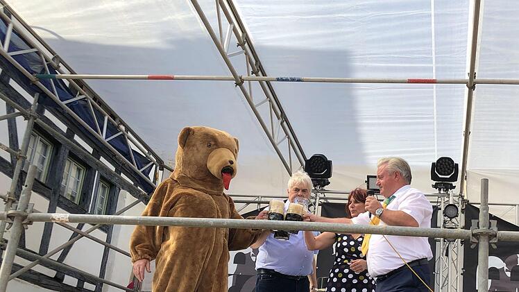 Der Stettfelder Bär (Holger Zehner) eröffnete zusammen mit Norbert Merklein (Brauerei), Bürgermeister Alfons Hartlieb und Doris Simon, der Vorsitzenden des Fördervereins, die 22. Stettfelder Bärentage.