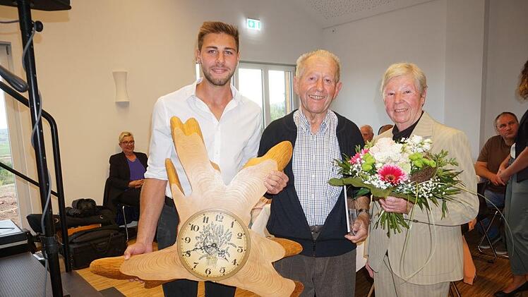 Die Förderung der Jugend liegt Helmut und Leonie Schmitt besonders am  Herzen. Für den neuen Jugendraum übergaben sie dem Vorsitzenden der  Langenleitner Jugend, Denis Kirchner, eine handgefertige Uhr für den  Jugendraum. Foto: Marion Eckert