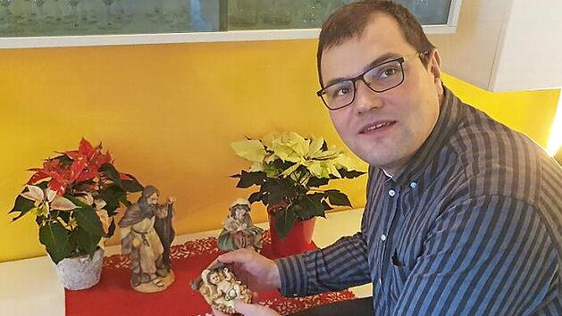 Florian Stark zeigt eine heilige Familie mit dem Kind in der Krippe.  Foto: Carmen Schwind