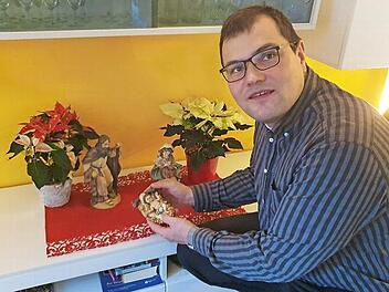 Florian Stark zeigt eine heilige Familie mit dem Kind in der Krippe.  Foto: Carmen Schwind