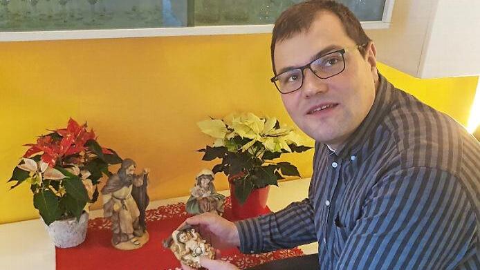 Florian Stark zeigt eine heilige Familie mit dem Kind in der Krippe.  Foto: Carmen Schwind