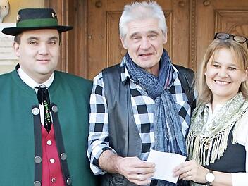 Die Vorsitzenden der Neukenrother "Zecher", Holger Bogdanski und Bettina Rubel, übergeben an Tom Sauer (Bildmitte) für seine "Humanitäre Hilfe" eine Spende von 1000 Euro. Foto: Joachim Beez