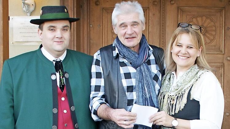Die Vorsitzenden der Neukenrother "Zecher", Holger Bogdanski und Bettina Rubel, übergeben an Tom Sauer (Bildmitte) für seine "Humanitäre Hilfe" eine Spende von 1000 Euro. Foto: Joachim Beez