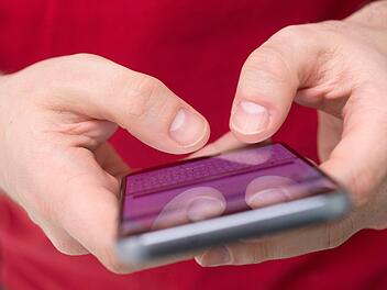 Texten via Smartphone wird manchmal unfreiwillig komisch.Archiv/Andrea Warnecke/dpa