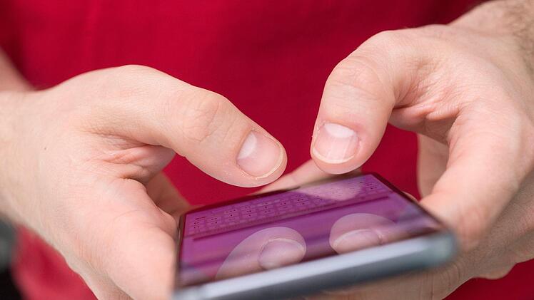 Texten via Smartphone wird manchmal unfreiwillig komisch.Archiv/Andrea Warnecke/dpa