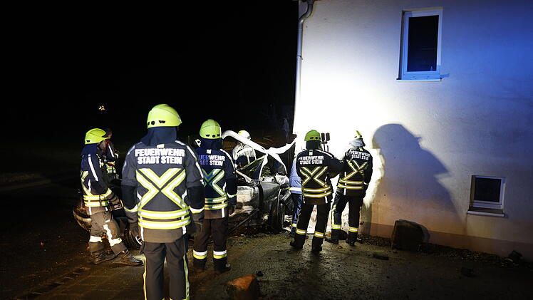 Unfall im Landkreis Führt: Auto fliegt in Hauswand und fängt zu brennen an