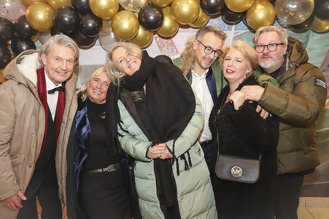 Es wurde in das Jahr 2025 gefeiert.