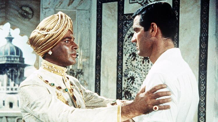Der Maharadscha von Eschnapur, Chandra (Walther Reyer, links), beauftragt den deutschen Ingenieur Harald Berger (Paul Hubschmid) mit der Errichtung von wichtigen Bauwerken in seinem Land.