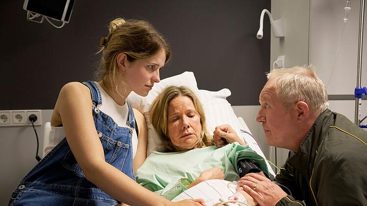 Das Fernsehspiel "Aus dem Leben" zeigt eine Kleinfamilie in der Krise: Mutter Sabine (Ann-Kathrin Kramer), eine Lehrerin, erlitt an der Schule einen Schlaganfall. Tochter Annika (Leonie Brill), die gerade zum Studieren nach Berlin gehen wollte, und Ehemann Stefan (Harald Krassnitzer), ein Forstwirt, wissen: Nun wird sich das Leben &auml;ndern.