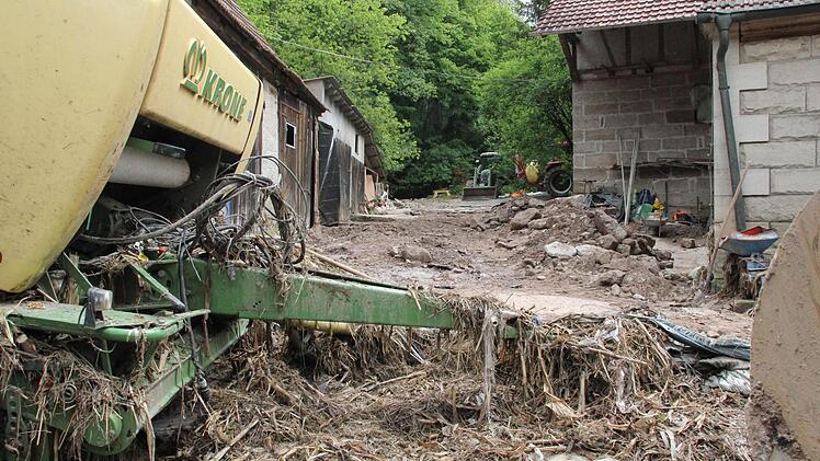 Viel Dreck und Unrat hat der Sturzbach in der Paßmühle hinterlassen.