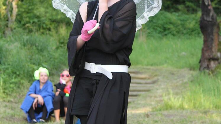 Königin Josefa (Antonia Schmidt) findet es prima, die Natur zu genießen.