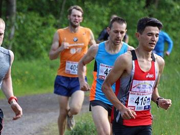 Rezaei Esmat (TV Bad Brückenau, Startnummer 416) und der Oberwildfleckener Florian Kretschmann (links im Bild)) lieferten sich ein packendes Duell beim Run up the Hill in Wildflecken.  Fotos: Sebastian Schmitt