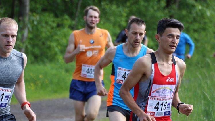 Rezaei Esmat (TV Bad Brückenau, Startnummer 416) und der Oberwildfleckener Florian Kretschmann (links im Bild)) lieferten sich ein packendes Duell beim Run up the Hill in Wildflecken.  Fotos: Sebastian Schmitt