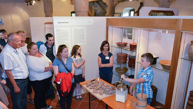 Lars R&ouml;sner von der Klasse 3 a der Sinnberg-Grundschule erkl&auml;rt den Besuchern, wie man damals selbst Butter machte. Links von ihr ist Museumsp&auml;dagogin Katja Kraus zu sehen. Bj&ouml;rn Hein