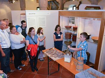 Lars R&ouml;sner von der Klasse 3 a der Sinnberg-Grundschule erkl&auml;rt den Besuchern, wie man damals selbst Butter machte. Links von ihr ist Museumsp&auml;dagogin Katja Kraus zu sehen. Bj&ouml;rn Hein