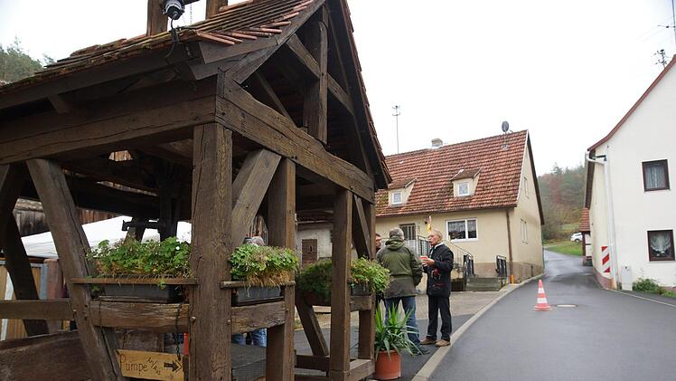 Das Brunnenhaus schmückt die Mitte von Seeshof.Foto: Arkadius Guzy